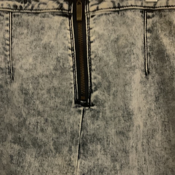 DENIM Pencil Skirt with Zipper back. Size L - Picture 3 of 4